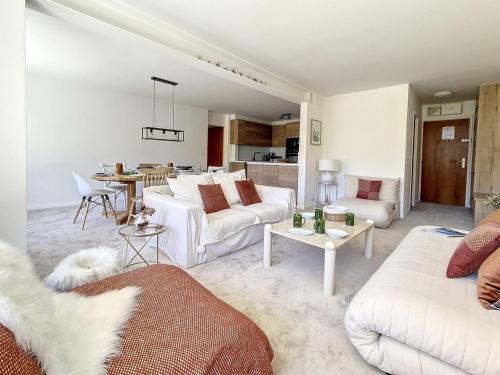 Zdjęcie z galerii obiektu Appartement spacieux rénové ski aux pieds, balcon, parking, Wi-Fi - FR-1-688-50 w Méribel