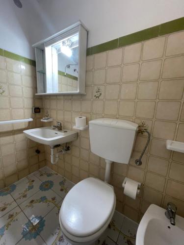 a bathroom with a toilet and a sink at Appartamento e piscina condivisa ISIDE in Ischia