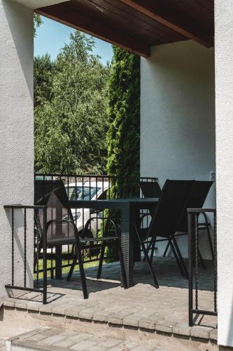 a patio with chairs and a table on a patio at Sonyachni bungalo in Melʼniki