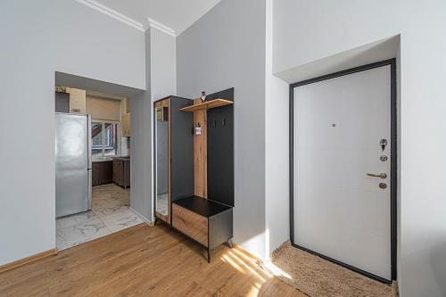 une pièce vide avec une porte et un miroir dans l'établissement Prestigious city center apartment with free parking by Polo Apartments, à Kaunas