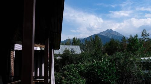 uma vista para uma montanha a partir de uma casa em Svezhest/Свежесть em Kok-Shoky