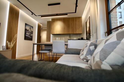 Il comprend un salon avec un canapé et une cuisine. dans l'établissement Luxury 2-room apartment in Praga-Północ Port Praski, à Varsovie