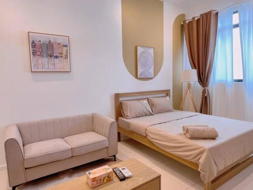 um quarto com uma cama, um sofá e uma mesa em Comfy & Cozy Chambers KL, Near PWTC & Sunway Putra Mall em Kuala Lumpur