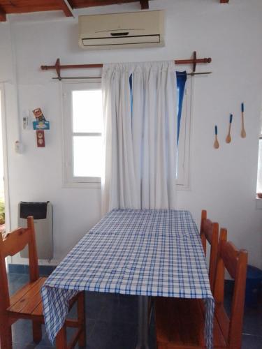 mesa y sillas en una habitación con ventana en La casa de Azucena en Salta