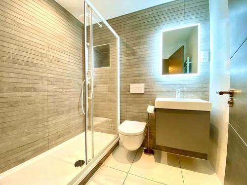 Ένα μπάνιο στο Stunning Apartment Suite - Free Parking & WiFi!