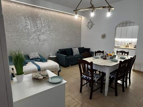 a living room with a table and a dining room at Azzurro apartamento Calabria in Marina di Strongoli