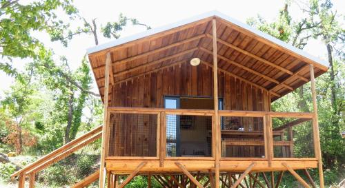 a tree house built on bamboo poles at Lodges du Ushuaïa Villages Camping les 4 Saisons in Grane
