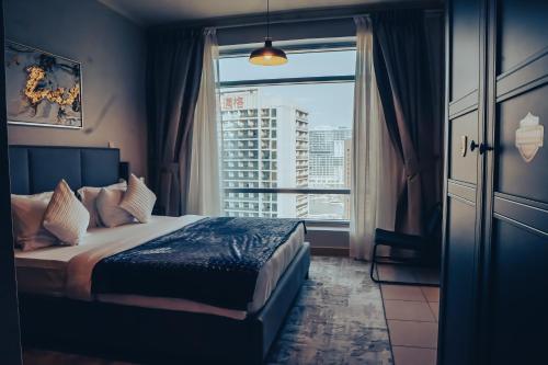 Postel nebo postele na pokoji v ubytování Shukran Homes Luxury 1BR with Canal & Old Town View