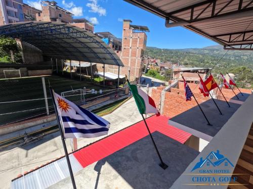 eine Gruppe von Flaggen auf einem Gebäude in der Unterkunft Gran Hotel Chota Golf in Chota