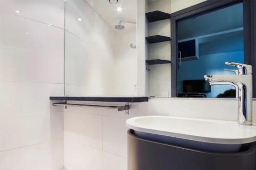 巴黎的住宿－Wonderful Studio in Heart of Paris，白色的浴室设有水槽和镜子