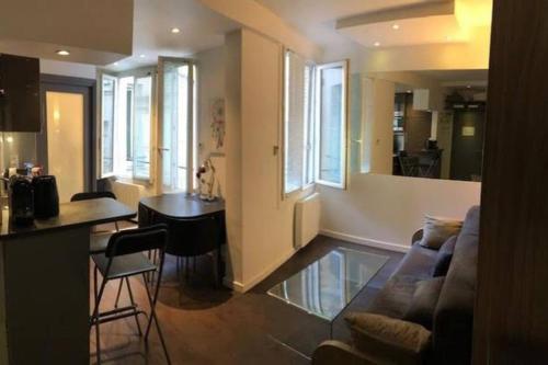 un salon avec un canapé et une table dans l'établissement Wonderful Studio in Heart of Paris, à Paris