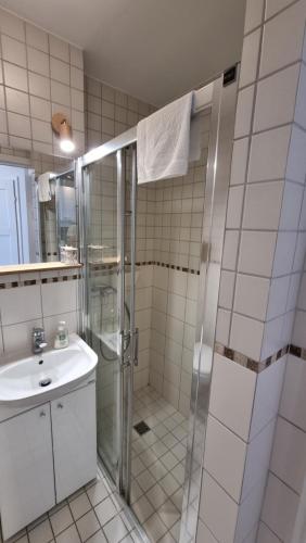 y baño con ducha y lavamanos. en Like Home Flat B, en Varsovia