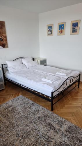 a large bed in a room with a rug at Like Home Flat B in Warsaw