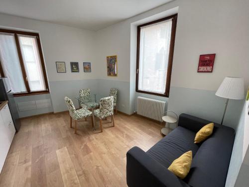 a living room with a couch and a table at Lady Verona Residence in Verona