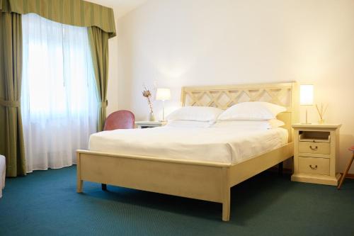 Un dormitorio con una cama grande y una ventana en Hotel Panorama en Bertinoro