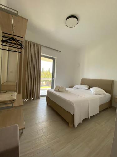 1 dormitorio con cama y ventana grande en elea resort 2, en Preveza