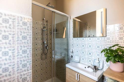 een badkamer met een douche, een wastafel en een spiegel bij [Abbiategrasso center] comfort, Wi-fi e netflix in Abbiategrasso
