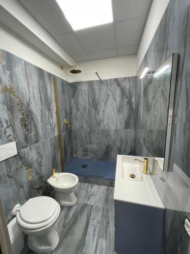 Corso 104 في تيراتشينا: حمام مع مرحاض ومغسلة