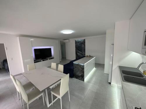 Photo de la galerie de l'établissement Impeccable 3 pièces 80m2 double balcons,proche mer Juan les pins proche Cannes, à Antibes