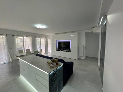 Photo de la galerie de l'établissement Impeccable 3 pièces 80m2 double balcons,proche mer Juan les pins proche Cannes, à Antibes