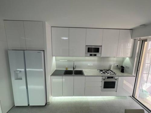 Photo de la galerie de l'établissement Impeccable 3 pièces 80m2 double balcons,proche mer Juan les pins proche Cannes, à Antibes