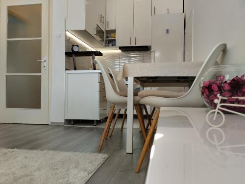 Kuchyň nebo kuchyňský kout v ubytování Apartman Downtown