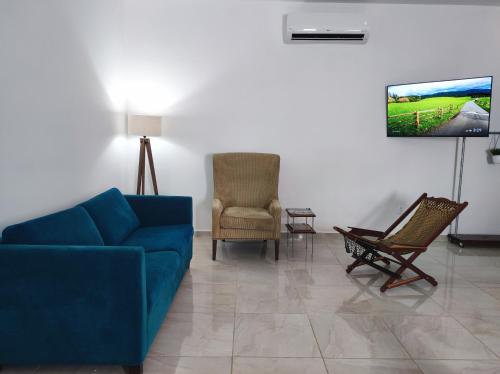 sala de estar con sofá azul y 2 sillas en Después del mar / aeropuerto, en La Paz
