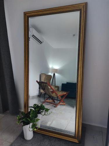 a mirror with a chair in a living room at Después del mar / aeropuerto in La Paz