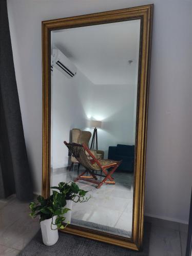 - un miroir avec une chaise dans le salon dans l'établissement Después del mar / aeropuerto, à La Paz