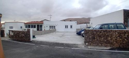 a car parked in a parking lot in front of a building at Casa tomas C in Villaverde