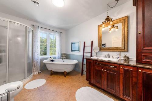 Ένα μπάνιο στο Spacieux chalet 4CH - Salon, billard, foyer et VUE