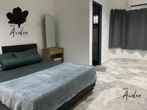 - une chambre avec un lit et un miroir mural dans l'établissement Homestay Azalea, à Cukai