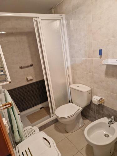 ein Bad mit einer Dusche, einem WC und einem Waschbecken in der Unterkunft V&M Canet in Canet d'en Berenguer