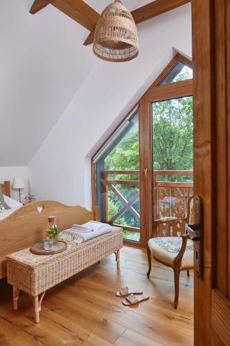 a room with a table and a chair and a window at Sielanka Pienińska in Krościenko