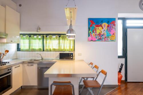 GuestHost - Florence Statuto Apartment with Small Courtyard