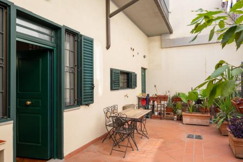 GuestHost - Florence Statuto Apartment with Small Courtyard
