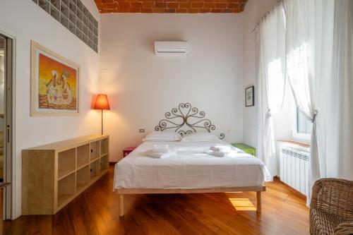 GuestHost - Florence Statuto Apartment with Small Courtyard