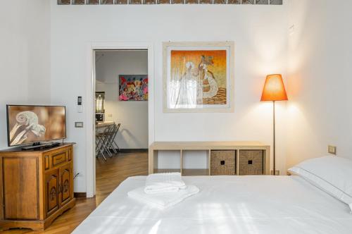 GuestHost - Florence Statuto Apartment with Small Courtyard