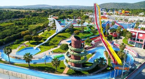 um parque de diversões com uma montanha-russa em T2 Vila Atlântida Praia Vilamoura em Quarteira