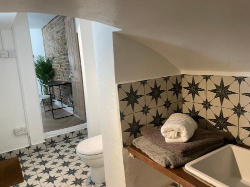 bagno con servizi igienici e lavandino di Beautiful London Victorian house, sleeps 12 a Londra