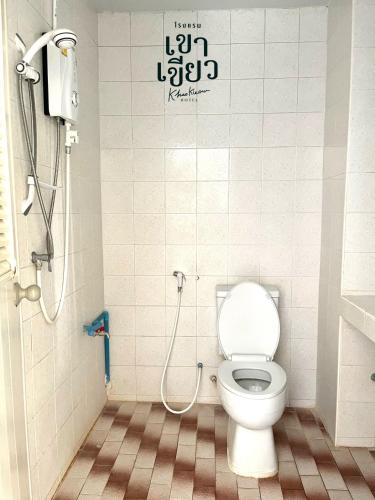 a bathroom with a toilet and a shower at KHAO KIEOW Hotel โรงแรมเขาเขียว in Ban Mai