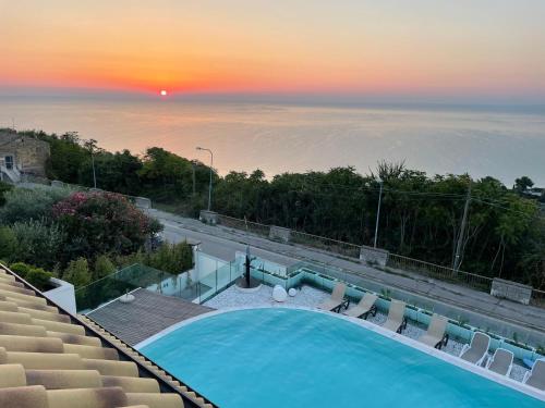 una piscina con puesta de sol en el fondo en SANTA LUCIA HOME, en Vasto