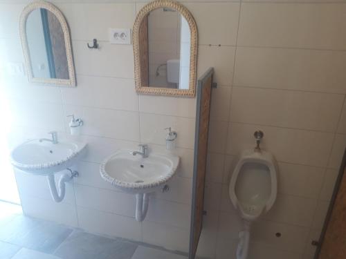 a bathroom with two sinks and a urinal at Kamping Luke in Trebinje