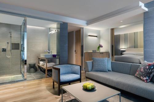 守山市にある琵琶湖マリオットホテルのリビングルーム(ソファ付)、ベッドルーム1室が備わります。
