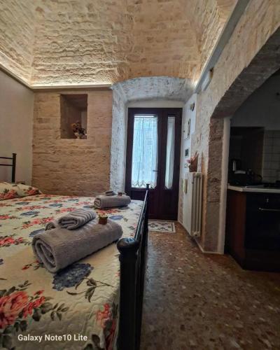 a bedroom with a bed with towels on it at La casetta di zia Giuseppina in Alberobello