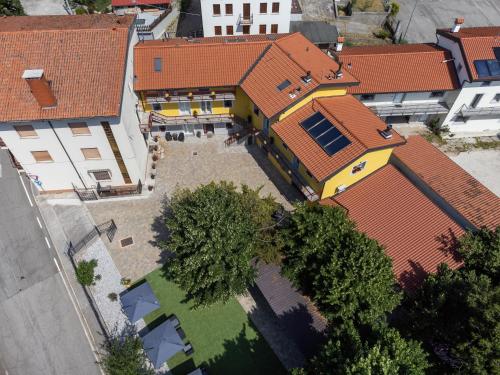 una vista aérea de un edificio con techos naranjas en Vigna degli Angeli, en Ragogna