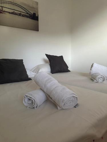 Una cama con dos rollos de toallas blancas. en Apartamento Fortaleza, en Vallehermoso