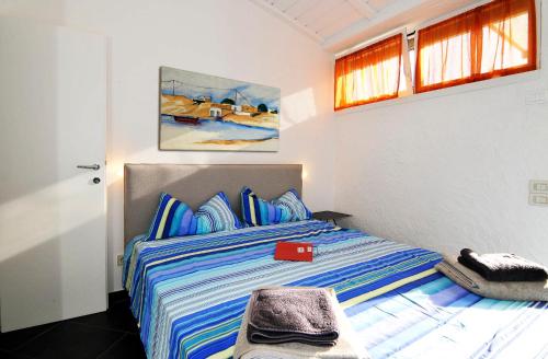 um quarto com uma cama com uma caixa vermelha em Appartamento Romantica 35 em Raffa