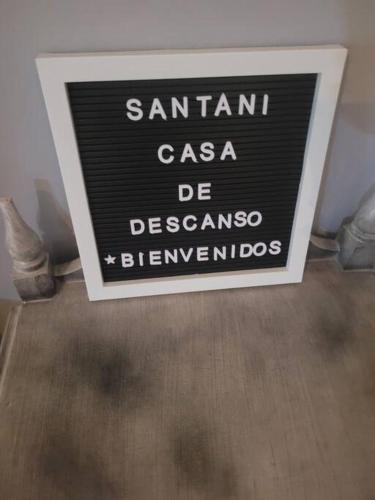 ein Zeichen, auf dem steht: in der Unterkunft Santani Casa de Descanso in Santa Fe de Antioquia