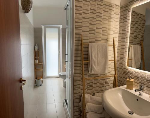 La salle de bains est pourvue d'un lavabo et d'un miroir. dans l'établissement A casa del nonno Jack, à Letojanni